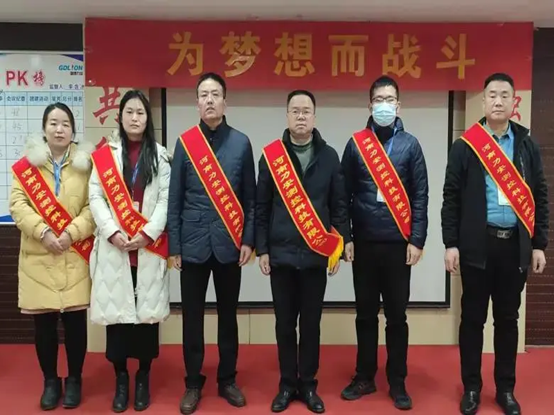 他們是一束光，為伊始照亮